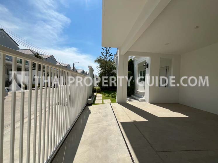 House with Shared Pool in Bangnatrad 